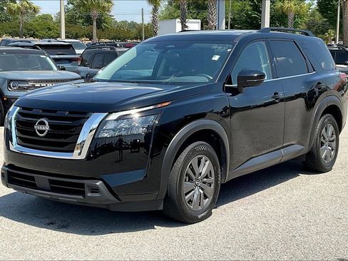 Used 2025 Nissan Pathfinder SV FWD image 3