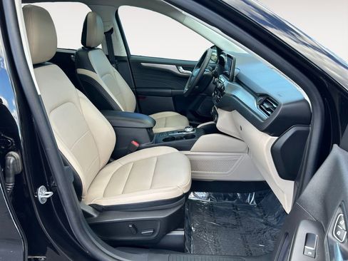 Used 2022 Ford Escape Titanium w/ Class II Trailer Tow Package image 10