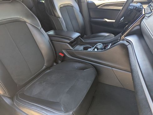 Used 2023 Jeep Grand Cherokee Altitude AWD/4WD image 8