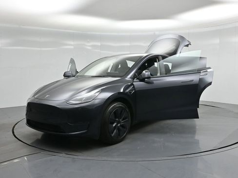 Used 2024 Tesla Model Y Long Range image 26