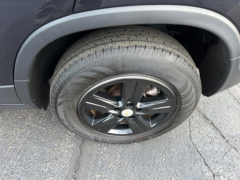 Used 2022 Chevrolet Trax LT w/ LT Convenience Package image 9