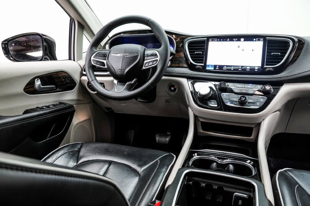 Used 2023 Chrysler Pacifica Limited FWD image 26