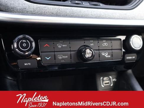 Used 2024 Jeep Compass Latitude image 19