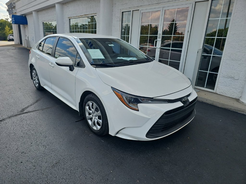 Used 2025 Toyota Corolla LE FWD image 2