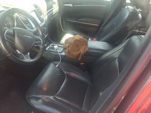 Used 2018 Chrysler 300 Limited RWD image 2