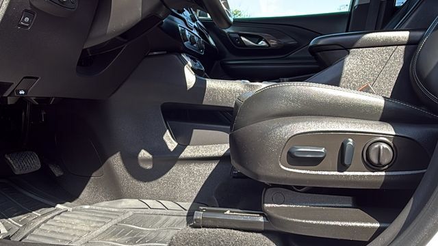 Used 2023 GMC Terrain SLT AWD/4WD image 14