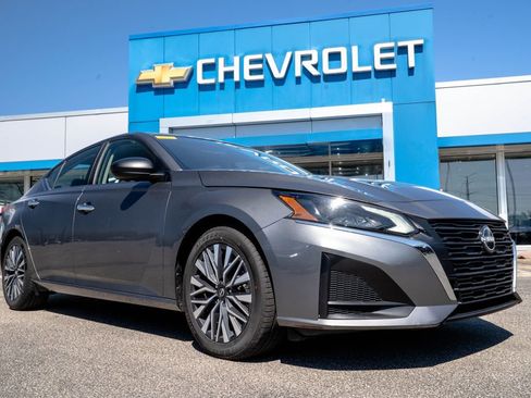 Used 2024 Nissan Altima 2.5 SV image 1