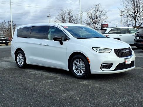 Used 2024 Chrysler Pacifica Touring-L image 2