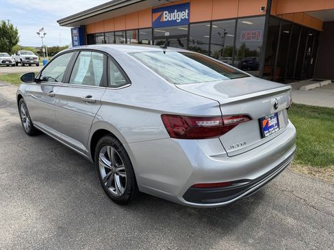 Used 2024 Volkswagen Jetta SE FWD image 3