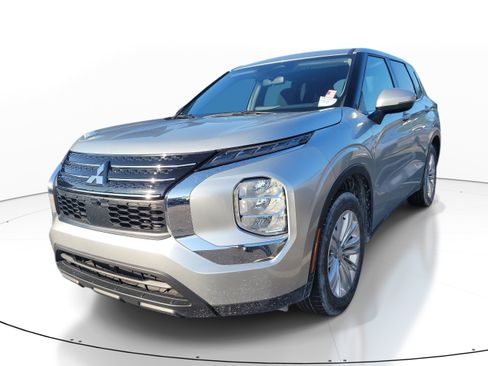 Used 2024 Mitsubishi Outlander ES FWD image 3
