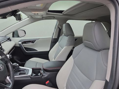Used 2019 Toyota RAV4 Limited FWD image 9