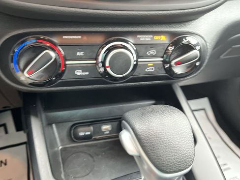 Used 2025 Kia Soul LX w/ LX Technology Package FWD image 18