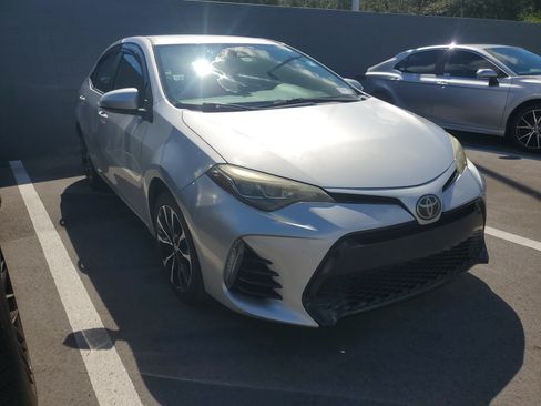Used 2017 Toyota Corolla SE FWD image 2