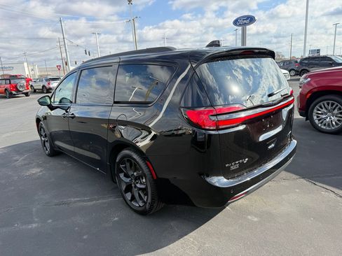 Used 2025 Chrysler Pacifica Limited image 4