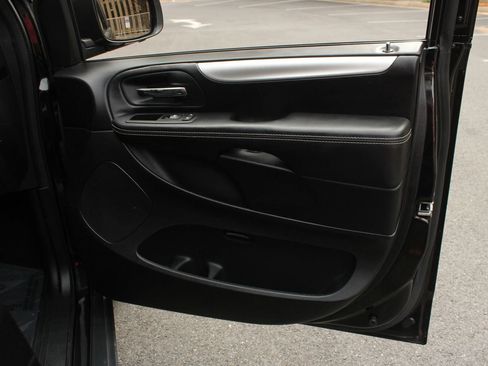 Used 2015 Dodge Grand Caravan SXT w/ Blacktop Package FWD image 25