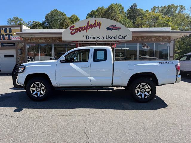 Used 2017 Toyota Tacoma SR AWD/4WD image 2