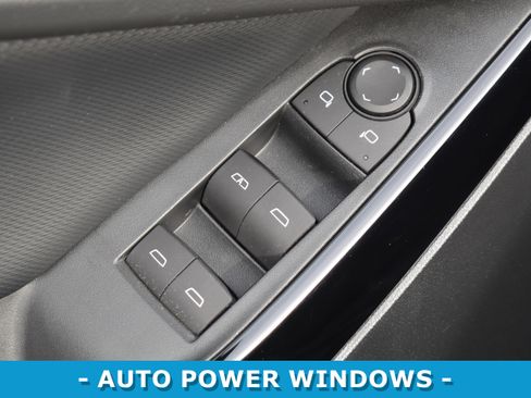 Used 2025 Chevrolet Equinox LT w/ Safety and Technology Package image 7