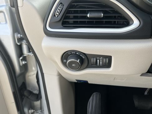Used 2024 Chrysler Pacifica Touring-L FWD image 25