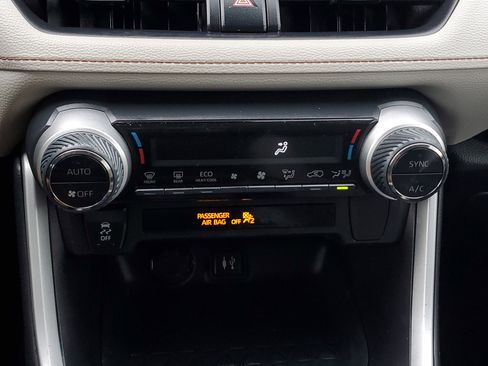 Used 2019 Toyota RAV4 XLE FWD image 25