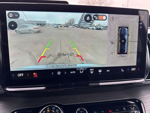 Used 2025 Ford Expedition Platinum image 18