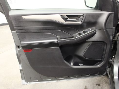 Used 2022 Ford Escape SE w/ SE Sport Appearance Package image 17