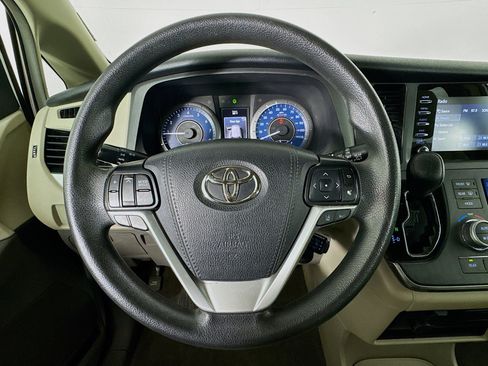 Used 2019 Toyota Sienna L image 11