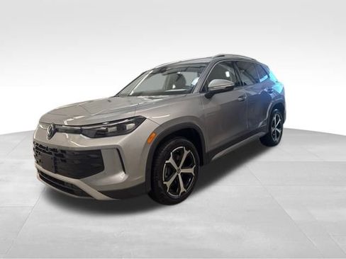 Certified 2025 Volkswagen Tiguan SE image 4