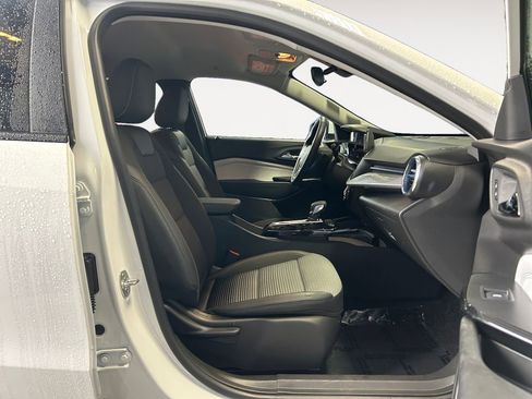 Used 2025 Chevrolet Trax LT w/ LT Convenience Package image 10