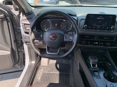 Used 2025 Nissan Rogue SV AWD/4WD image 22