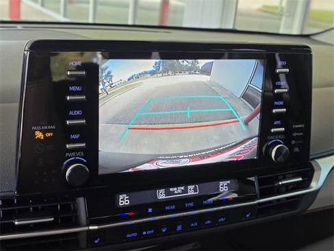 Used 2022 Toyota Sienna XLE image 18