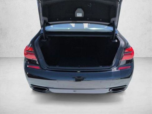 Used 2017 BMW 750i RWD image 6