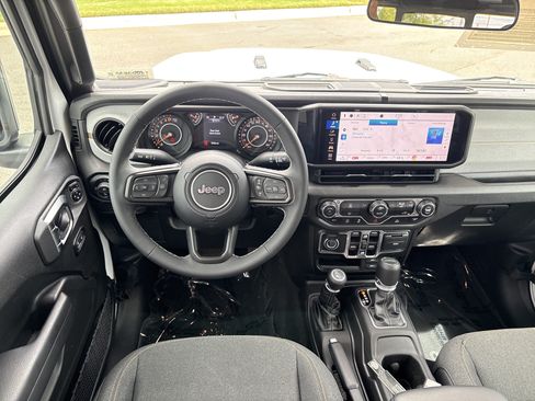 Used 2025 Jeep Gladiator Sport AWD/4WD image 19