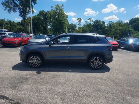 Certified 2025 Volkswagen Taos SE w/ Panoramic Sunroof Package FWD image 4