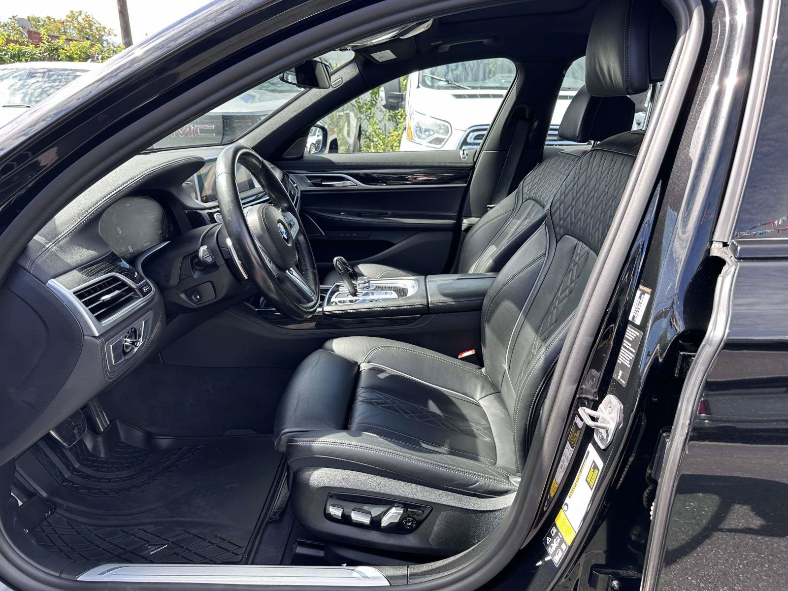 Used 2022 BMW 750i xDrive w/ M Sport Package AWD/4WD image 13