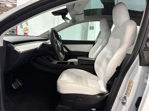 Used 2022 Tesla Model Y Long Range image 9