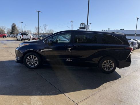 Used 2021 Toyota Sienna XLE image 8