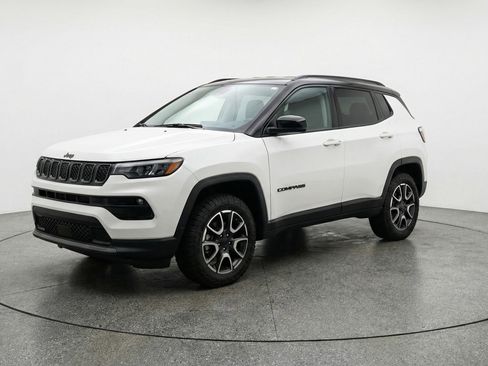 Used 2025 Jeep Compass Trailhawk image 3