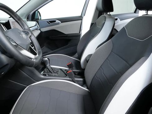 Certified 2025 Volkswagen Taos SE w/ Black Wheel Package FWD image 11