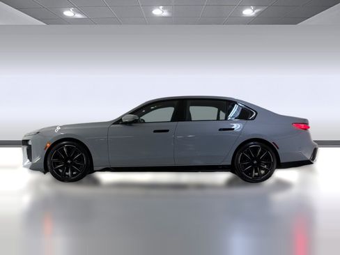 Used 2023 BMW 740i w/ Parking Assistance Package RWD image 2