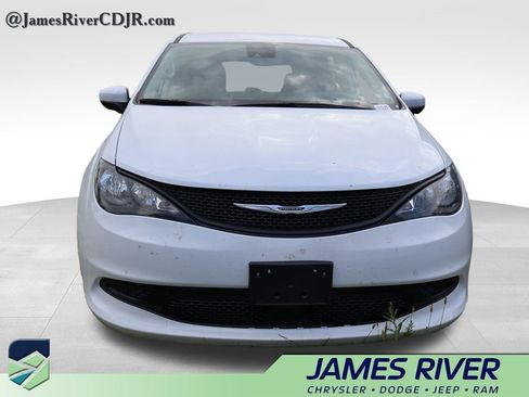 Used 2023 Chrysler Voyager LX FWD image 6