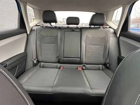 Certified 2024 Volkswagen Taos SE image 30