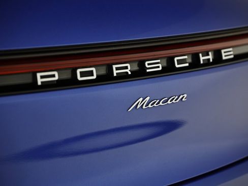 Certified 2021 Porsche Macan image 16