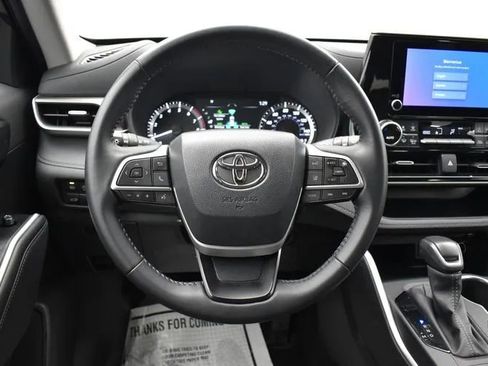 Used 2025 Toyota Highlander LE FWD image 20
