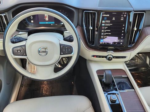 Used 2022 Volvo XC60 B5 Momentum image 2