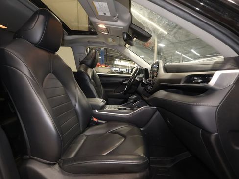 Used 2021 Toyota Highlander XLE AWD/4WD image 19