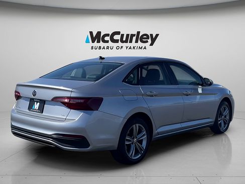 Used 2024 Volkswagen Jetta SE FWD image 5