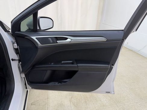 Used 2020 Ford Fusion SE FWD image 8