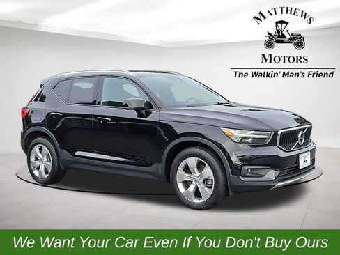 Used 2022 Volvo XC40 T5 Momentum image 1