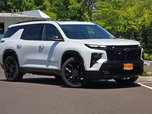 Used 2025 Chevrolet Traverse RS w/ LPO, Floor Liner Package AWD/4WD image 2