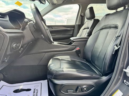 Used 2022 Jeep Grand Cherokee L Limited AWD/4WD image 21